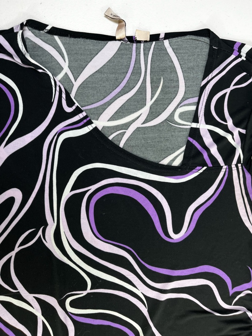 Susan Lawrence Black and Lavender Abstract Wave Top - Picture 3 of 12